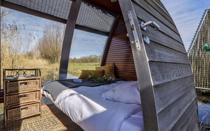 Drijvende ecolodge biesbosch nederland