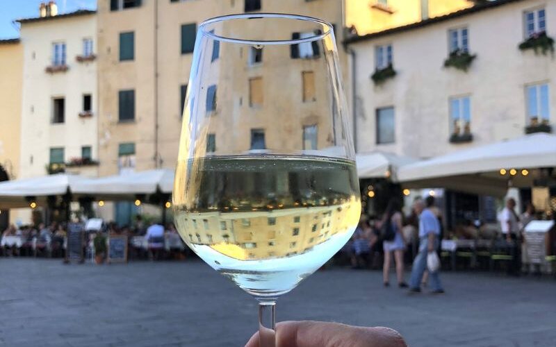 Lallend aan de wijn in Lucca