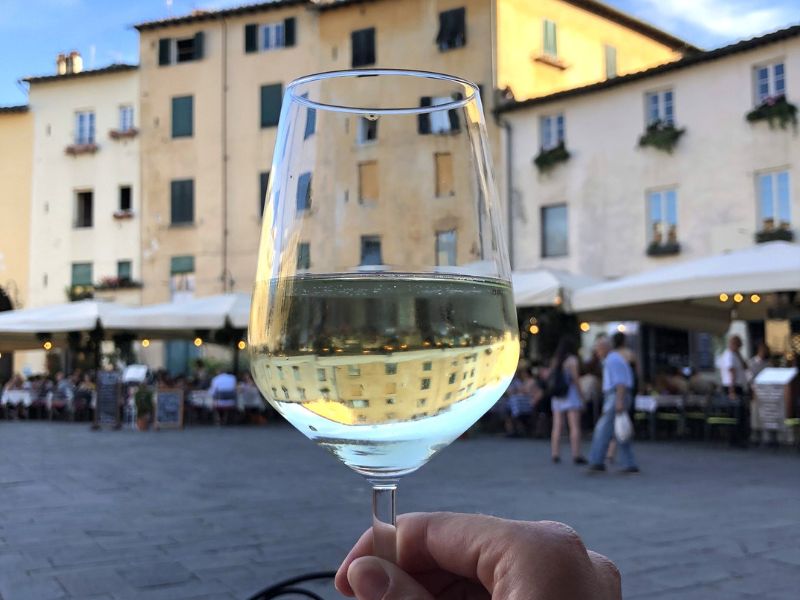 Lallend aan de wijn in Lucca